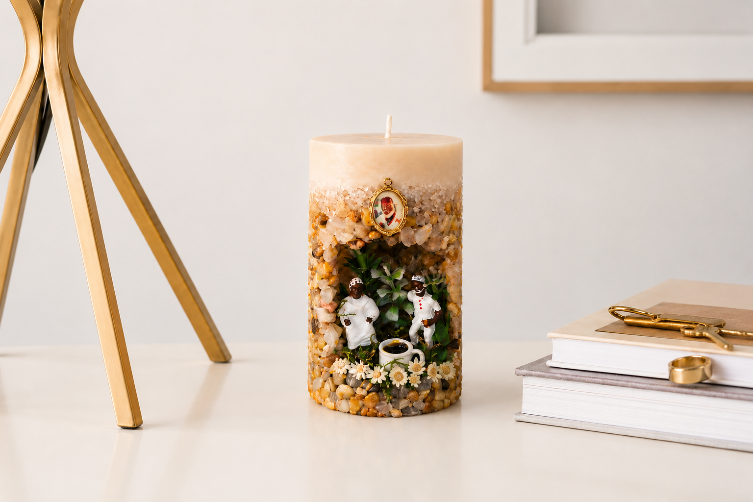 Vela artesanal decorada com pedras naturais e representação da Gruta dos Pretos Velhos em ambiente religioso.