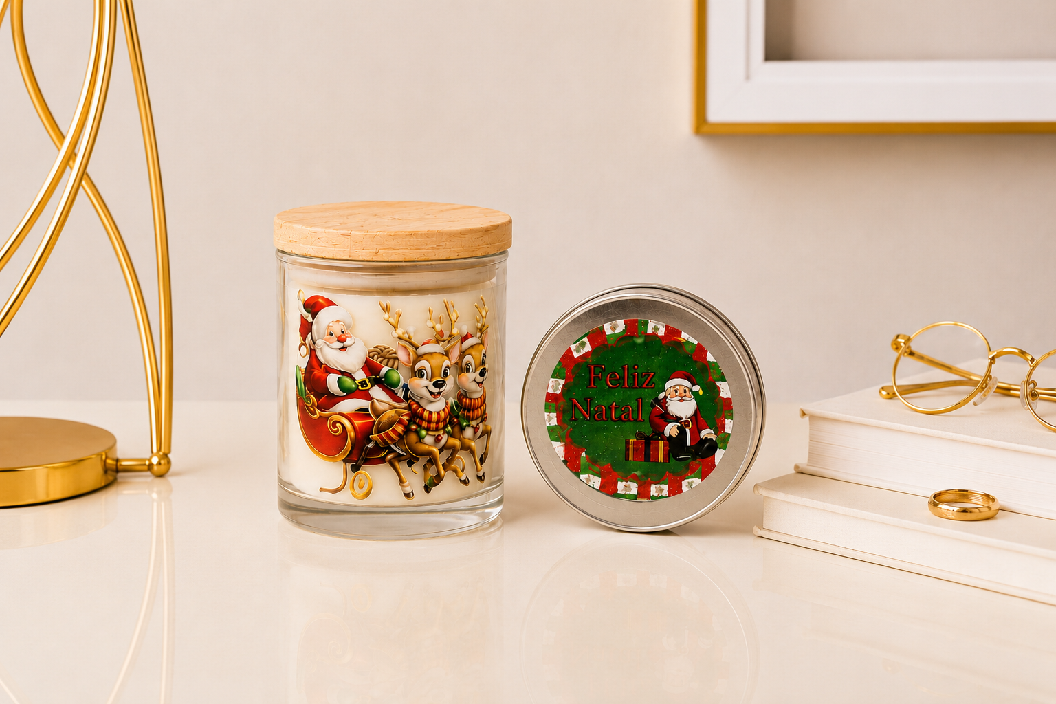 Kit Presente Natalino com vela aromática artesanal em pote de vidro decorado com Papai Noel e renas, acompanhado de embalagem temática natalina, em ambiente elegante e sofisticado.