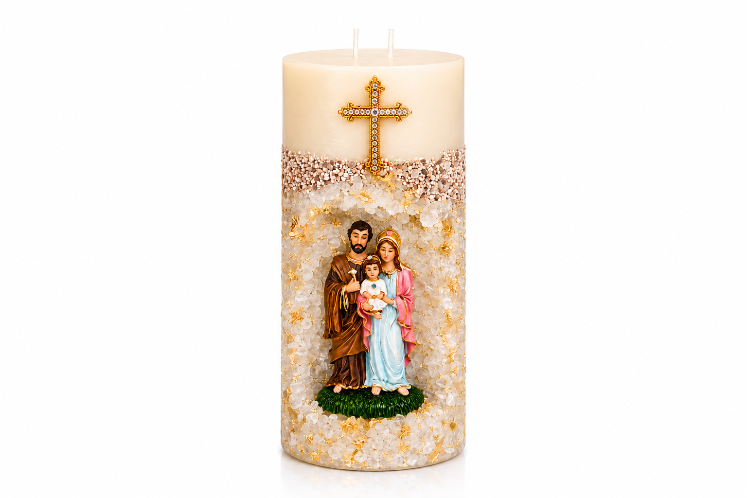 Vela em Gruta Sagrada Família artesanal em tons de branco, marfim e dourado, com imagem da Sagrada Família posicionada em destaque no nicho frontal. A peça possui acabamento com cristais decorativos claros, detalhes dourados delicados, cruz ornamentada dourada aplicada na parte superior e dois pavios. Apresentada em fotografia de estúdio com fundo branco, iluminação suave e composição limpa, valorizando os detalhes da peça.